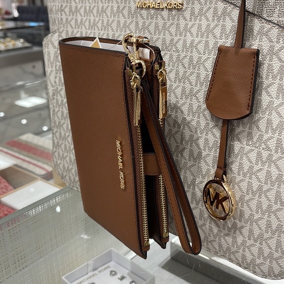 MICHAEL KORS LARGE DOUBLE ZIP WRISTLET WALLET PHONE CASE CLUTCH 
Luggage - Picture 3 of 16